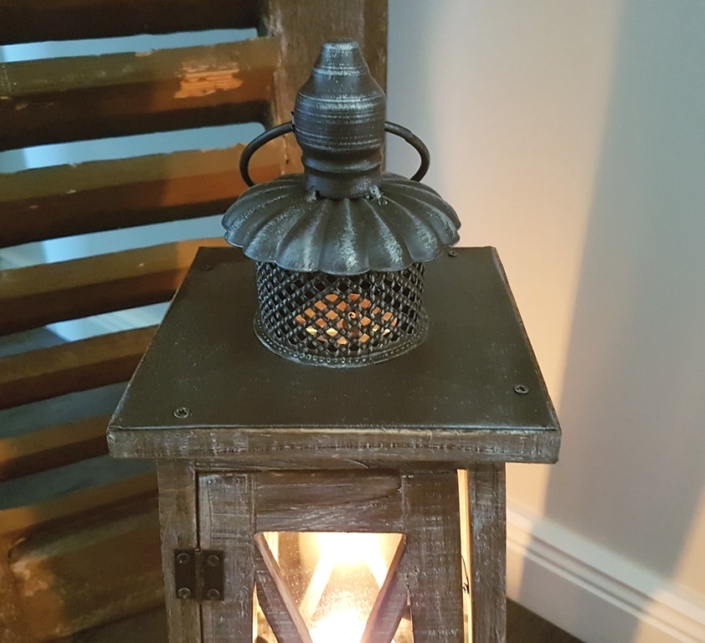 Holz Laterne mit Metalldach – braun – 45 cm – Dekodreams Wolf