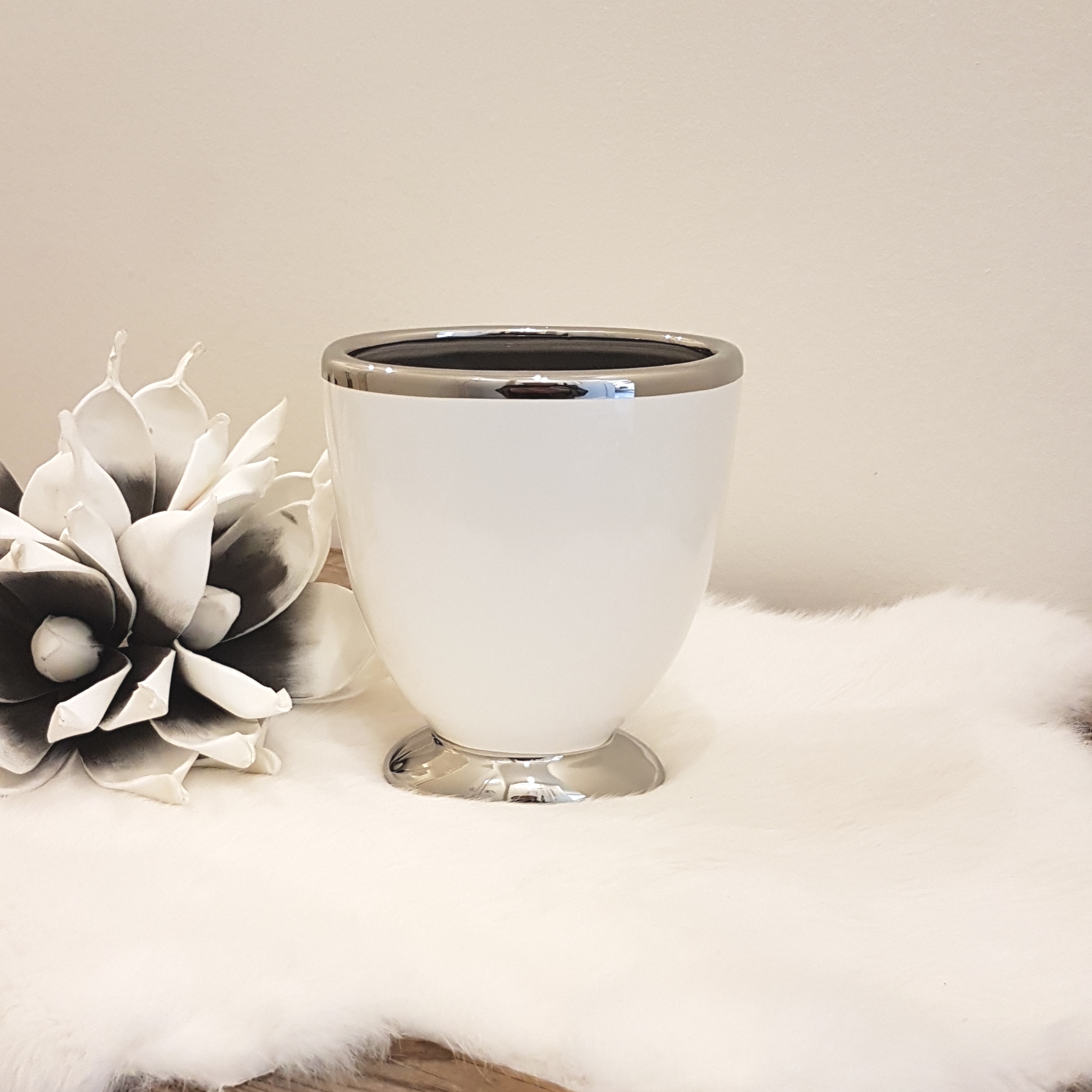 kleine Tischvase - Keramik - weiß / silber - Höhe 15 cm