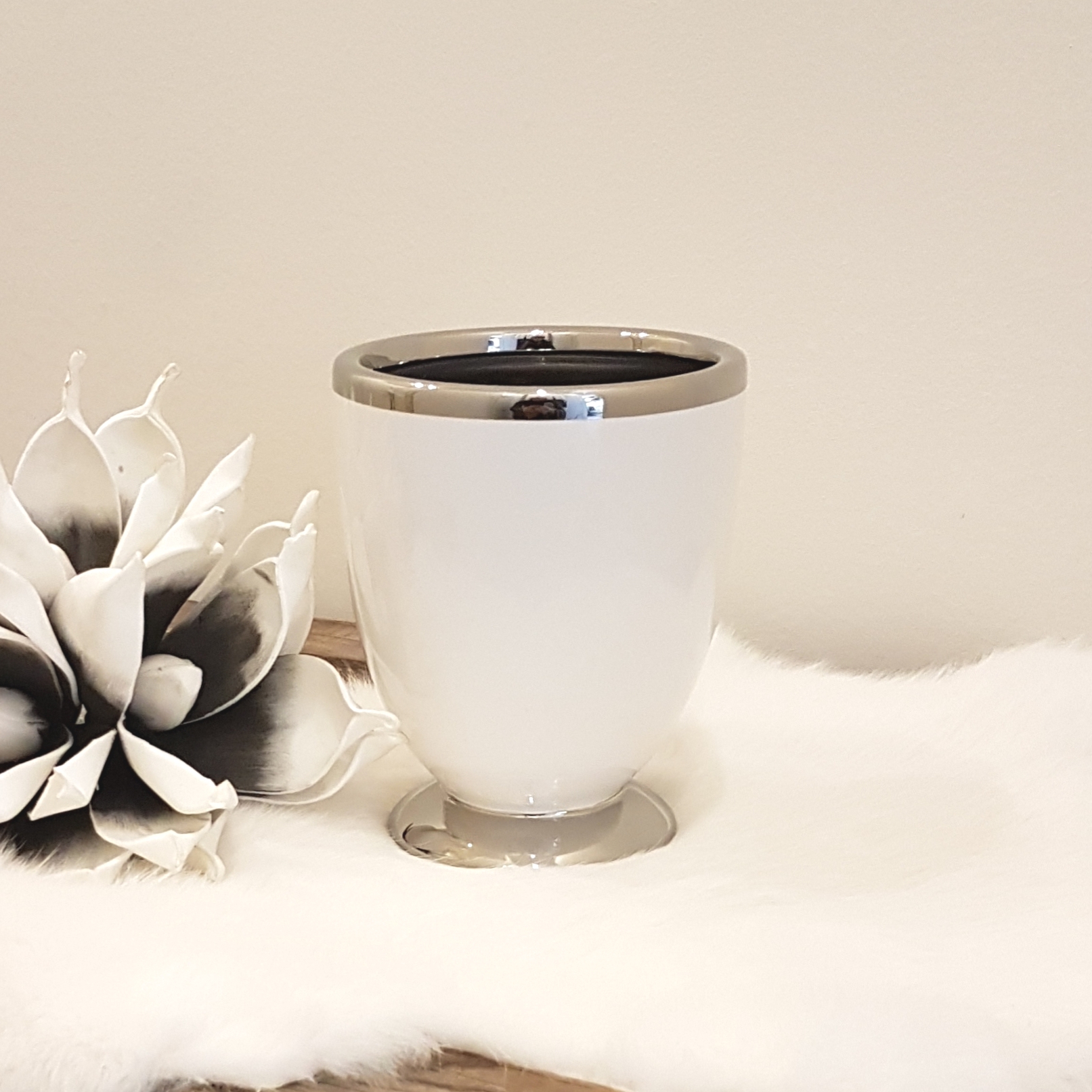 Tischvase / Übertopf - Keramik - rund - weiß / silber - Höhe 14,5 cm