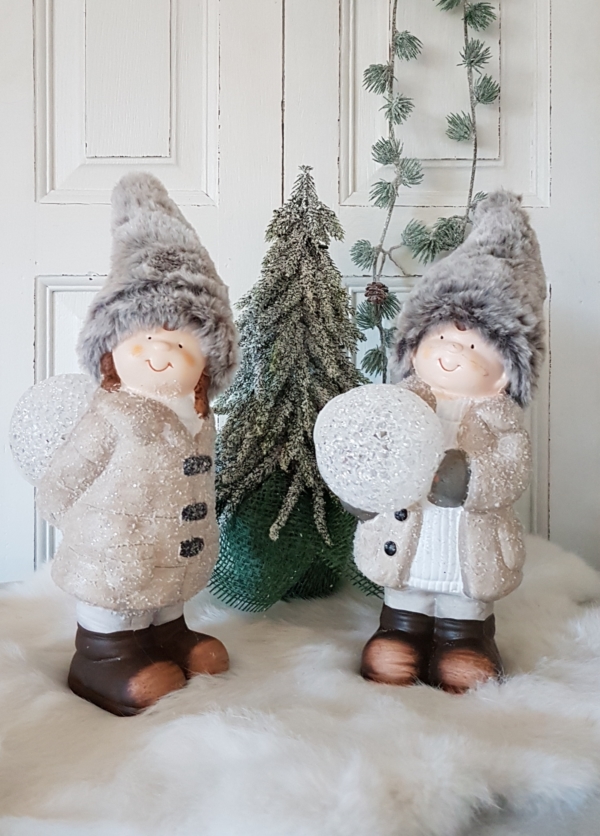 nostalgische Winterkinder mit LED-Kugel und Fellmütze - beige - 2er-Set - 27 cm