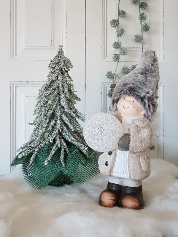 nostalgische Winterkinder mit LED-Kugel und Fellmütze - beige - 2er-Set - 27 cm – Bild 3