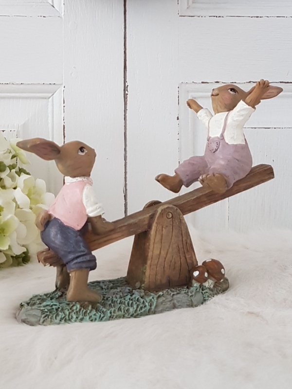 nostalgische Hasen auf Wippe - flieder / lila - Höhe 13 cm