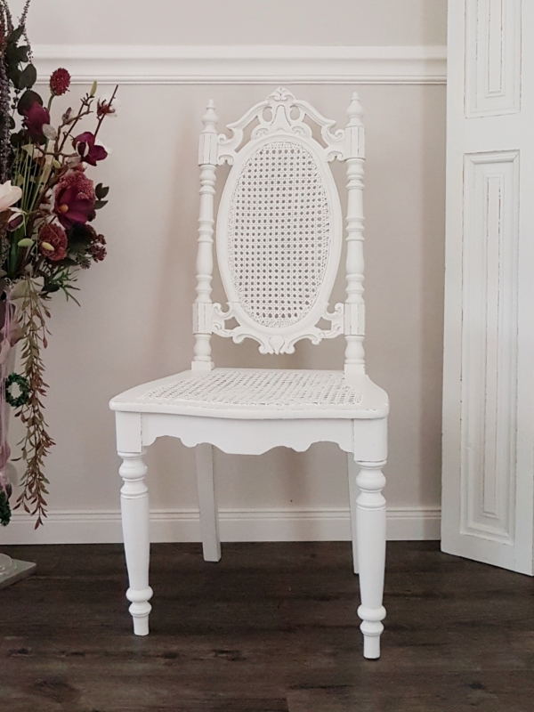 Antiker Gründerzeit-Stuhl mit Original Wiener Geflecht in Medaillon-Form und aufwendiger Schnitzerei - weiß - Shabby Chic