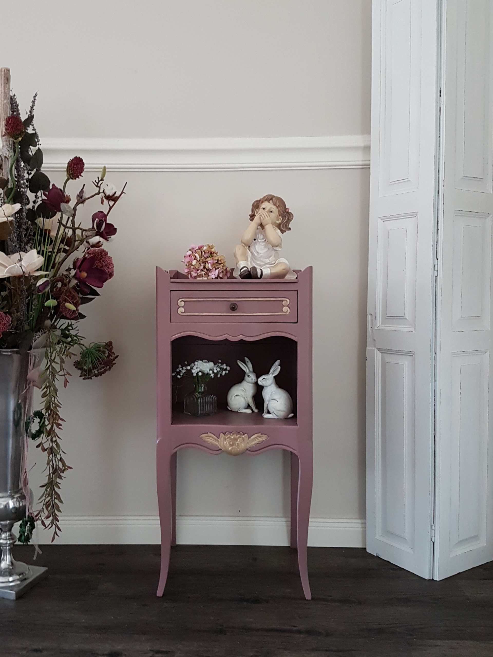 kleine alte Kommode in aubergine mit goldfarbenen Applikationen - Shabby Chic