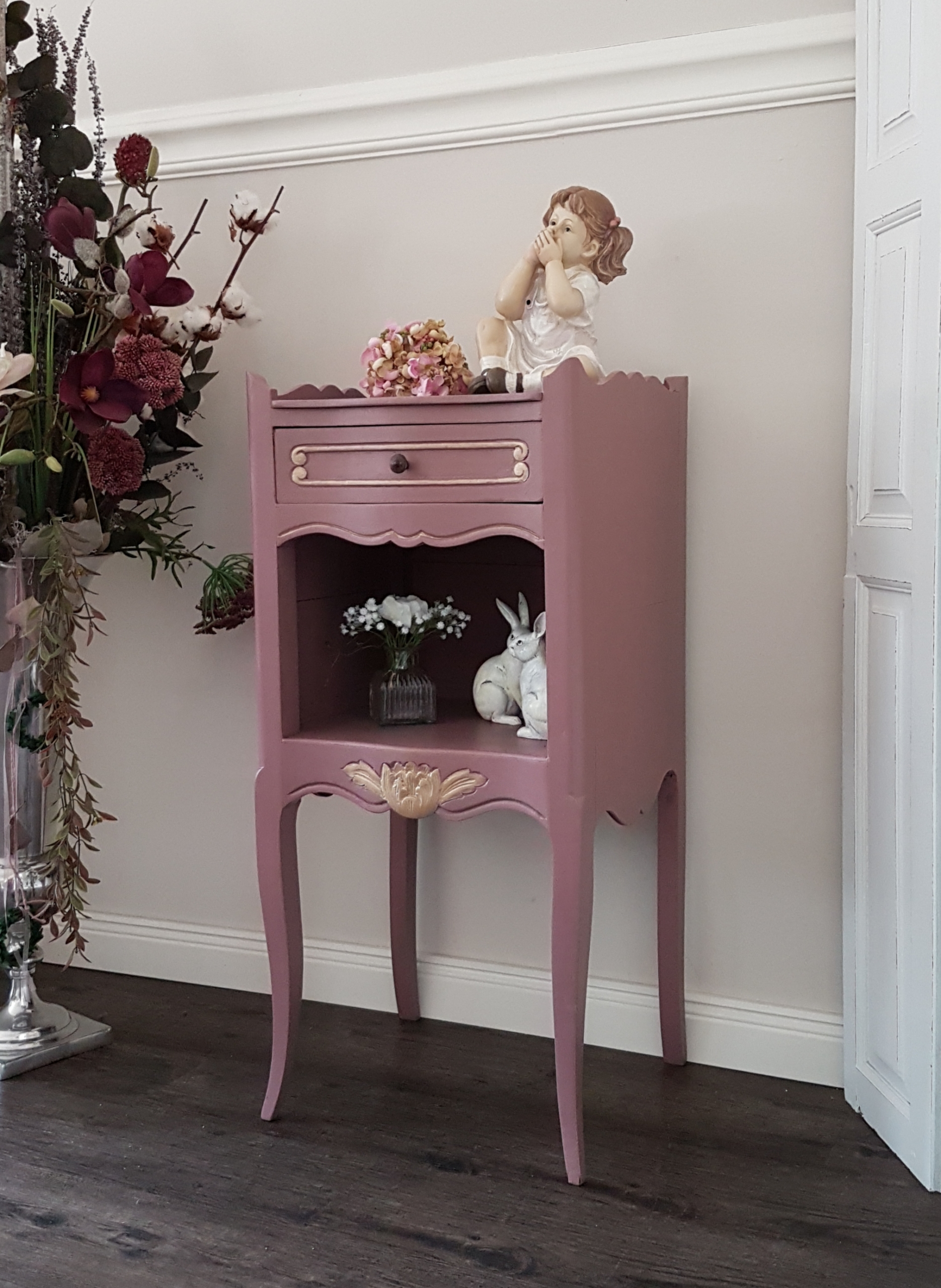 kleine alte Kommode in aubergine mit goldfarbenen Applikationen - Shabby Chic – Bild 2