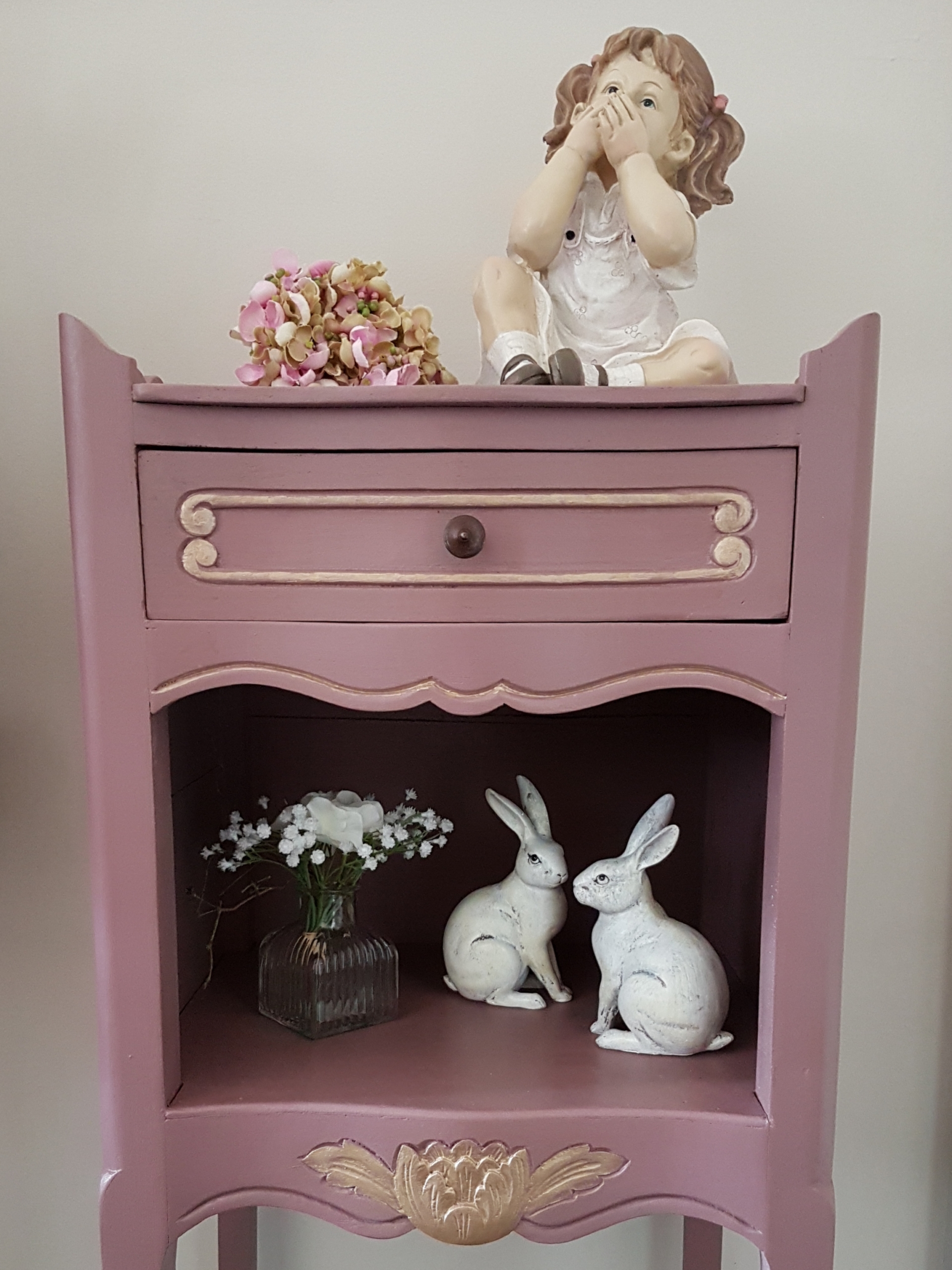 kleine alte Kommode in aubergine mit goldfarbenen Applikationen - Shabby Chic – Bild 3