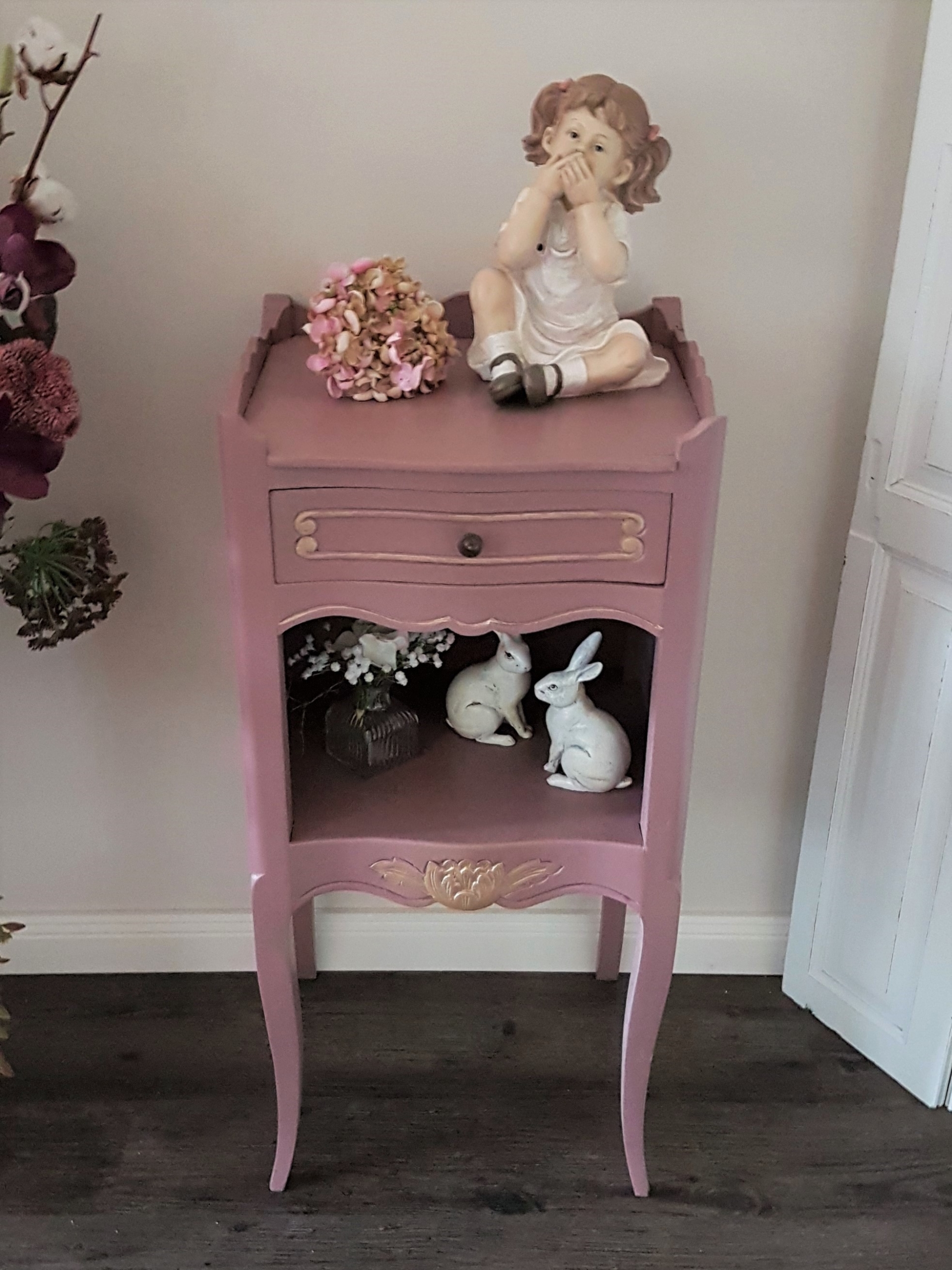 kleine alte Kommode in aubergine mit goldfarbenen Applikationen - Shabby Chic – Bild 4