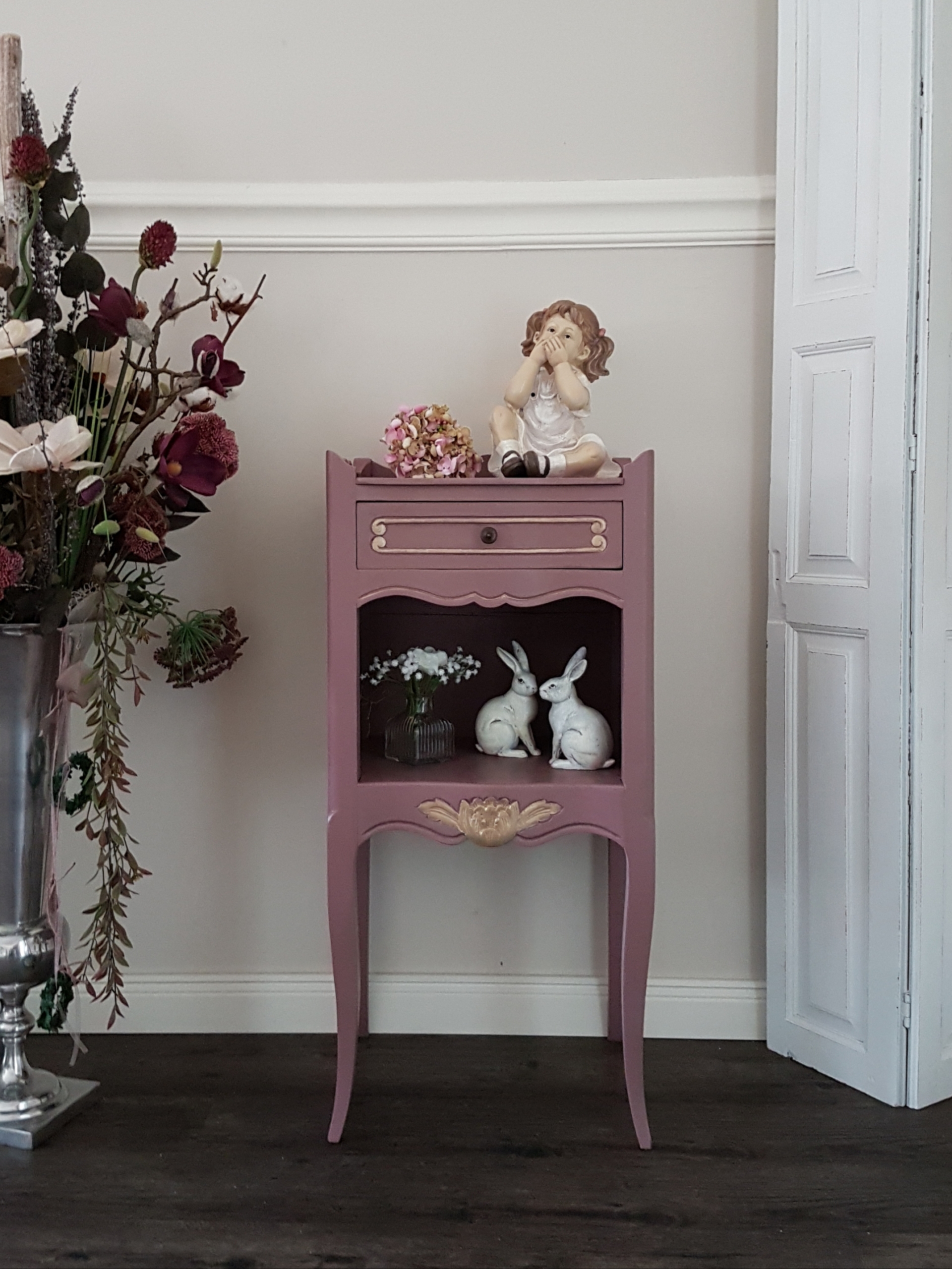 kleine alte Kommode in aubergine mit goldfarbenen Applikationen - Shabby Chic – Bild 5