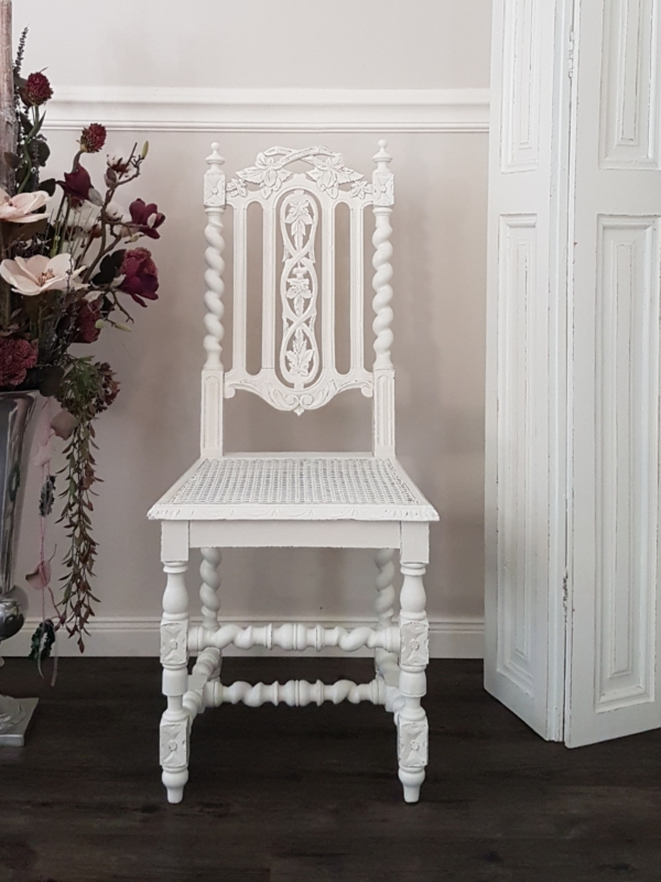 Antiker Gründerzeit-Stuhl mit Original Wiener Geflecht und aufwendiger Schnitzerei - weiß - Shabby Chic