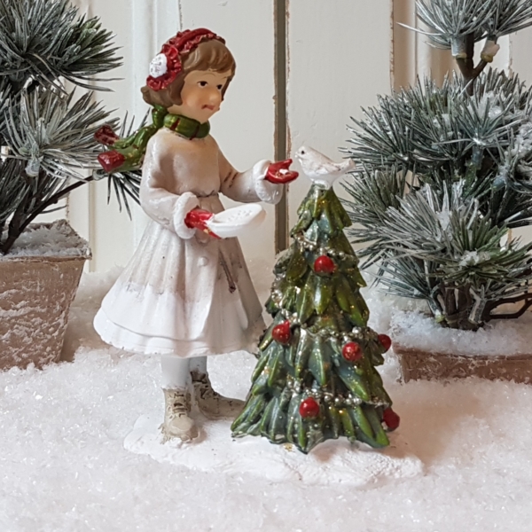 nostalgisches Winterkind mit Tannenbaum - grau/rot /grün - Höhe 12 cm