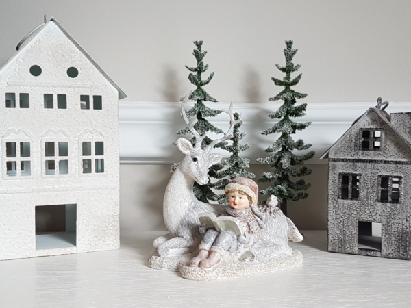 nostalgisches Winterkind mit Hirsch - weiß / beige - Höhe 15 cm