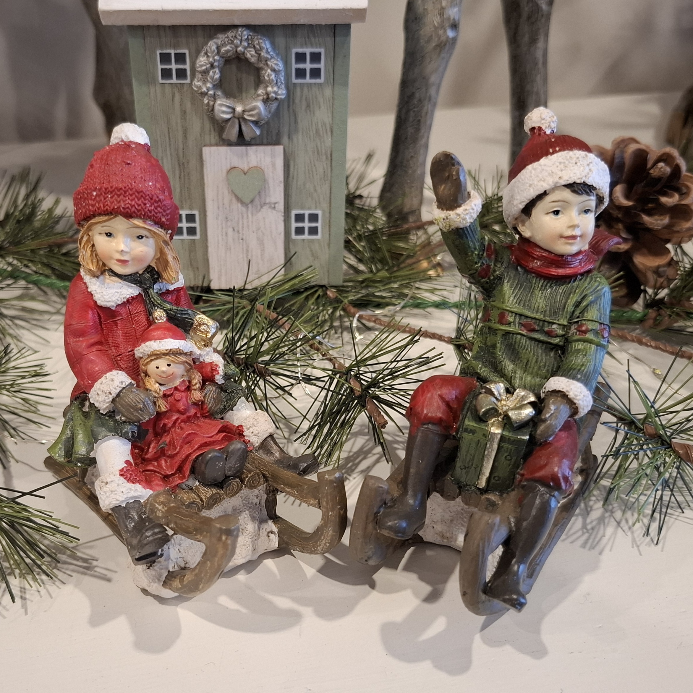 nostalgische Winterkinder auf Schlitten - 2er-Set - rot / grün - 10 cm hoch – Bild 12