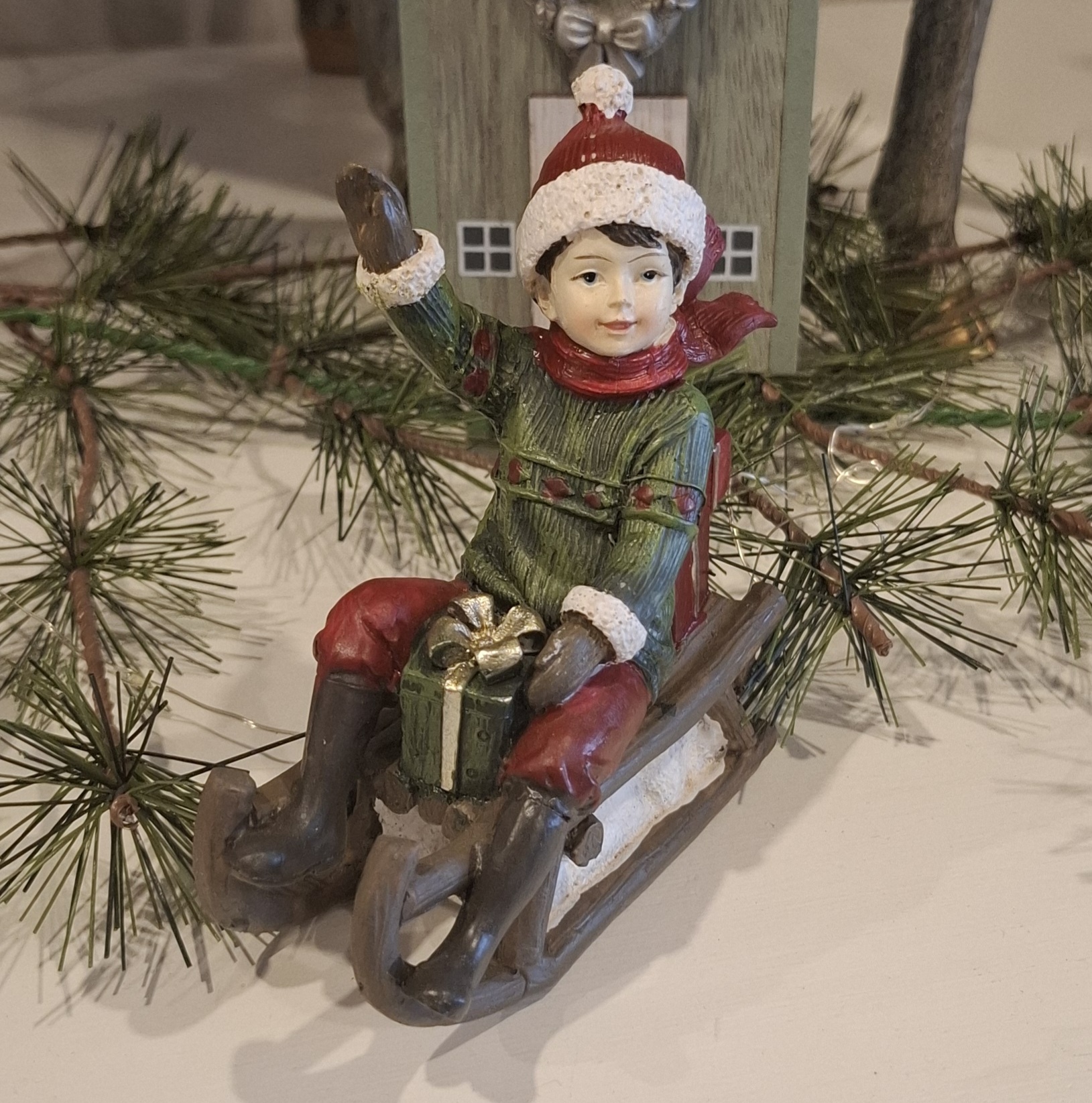 nostalgische Winterkinder auf Schlitten - 2er-Set - rot / grün - 10 cm hoch – Bild 11