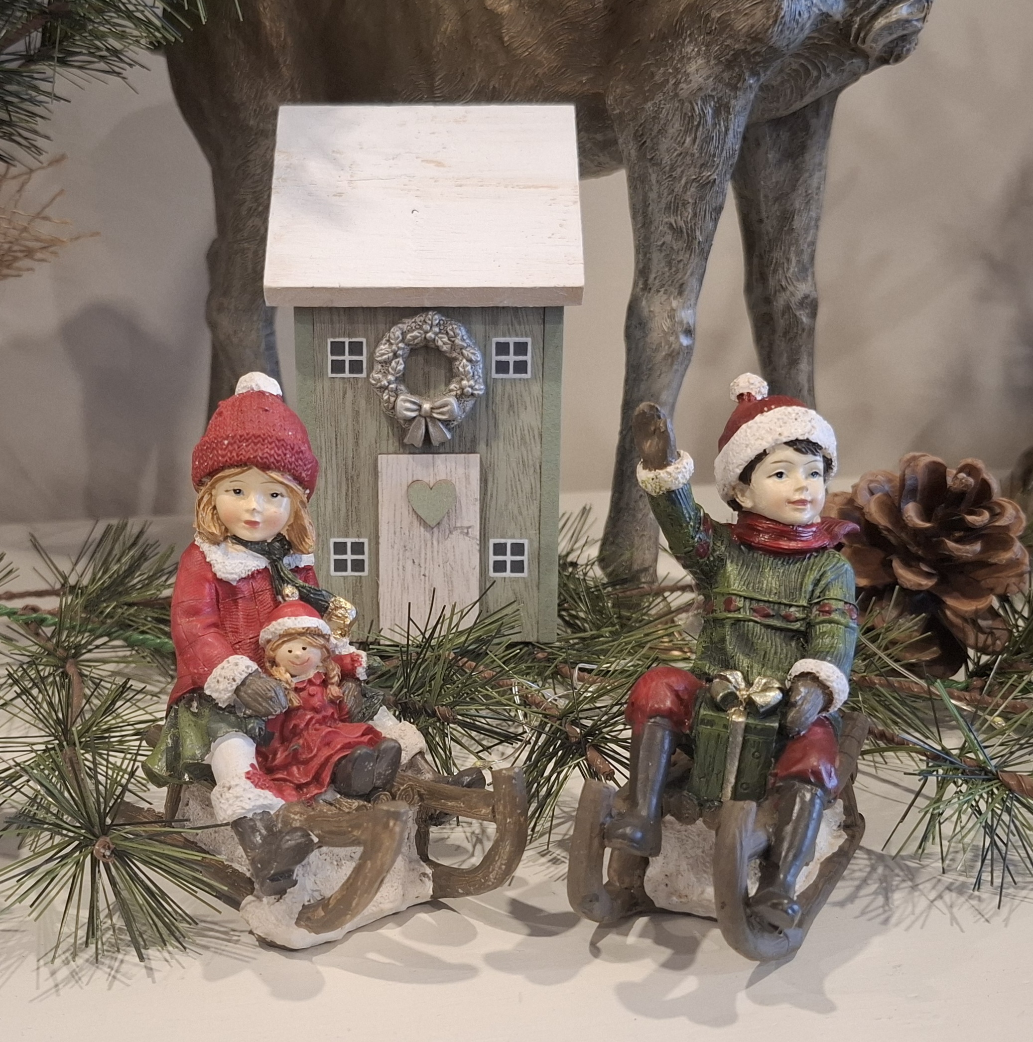 nostalgische Winterkinder auf Schlitten - 2er-Set - rot / grün - 10 cm hoch