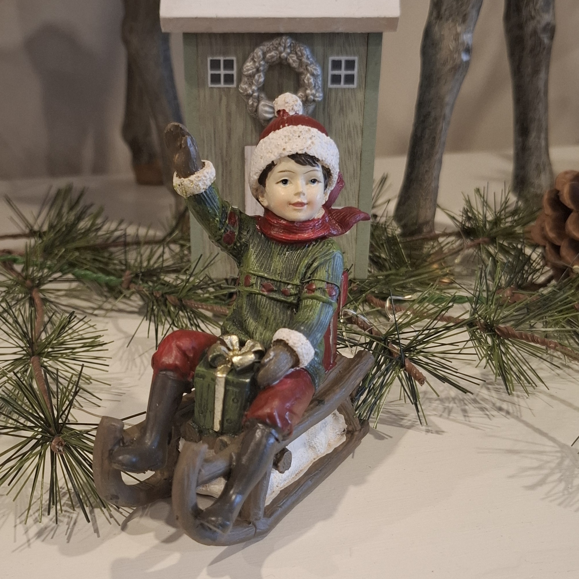 nostalgische Winterkinder auf Schlitten - 2er-Set - rot / grün - 10 cm hoch – Bild 3