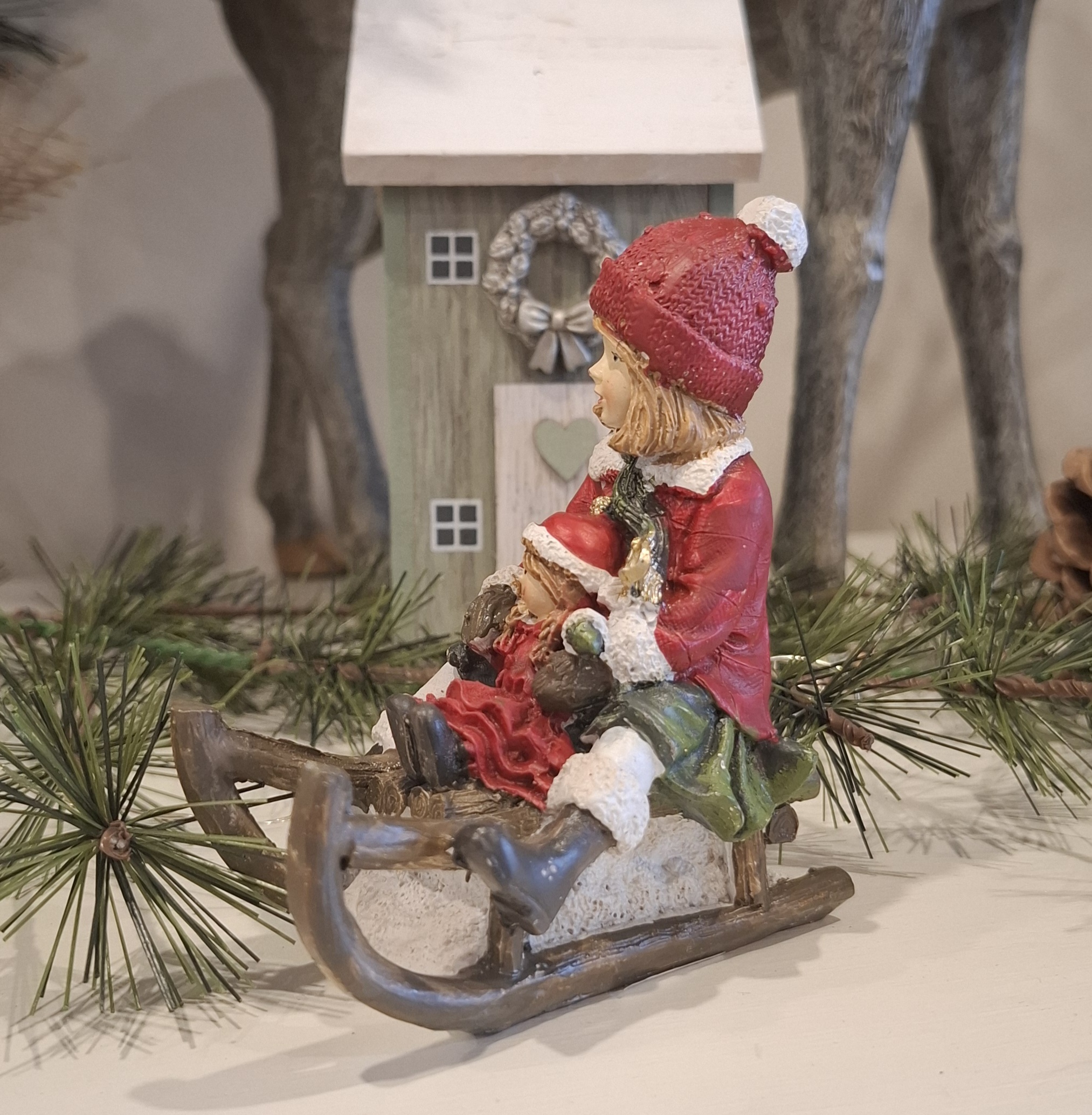 nostalgische Winterkinder auf Schlitten - 2er-Set - rot / grün - 10 cm hoch – Bild 4