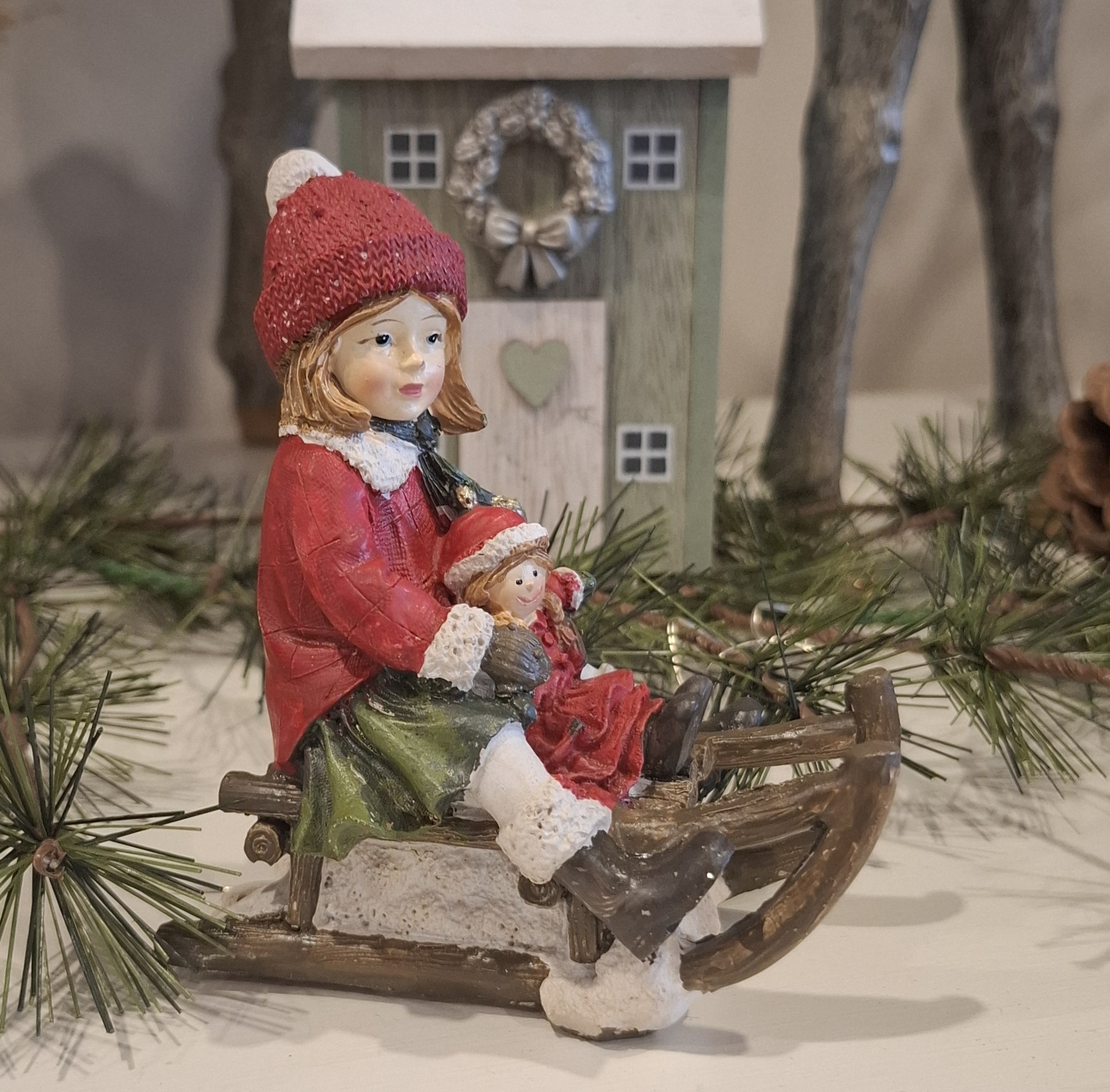 nostalgische Winterkinder auf Schlitten - 2er-Set - rot / grün - 10 cm hoch – Bild 8