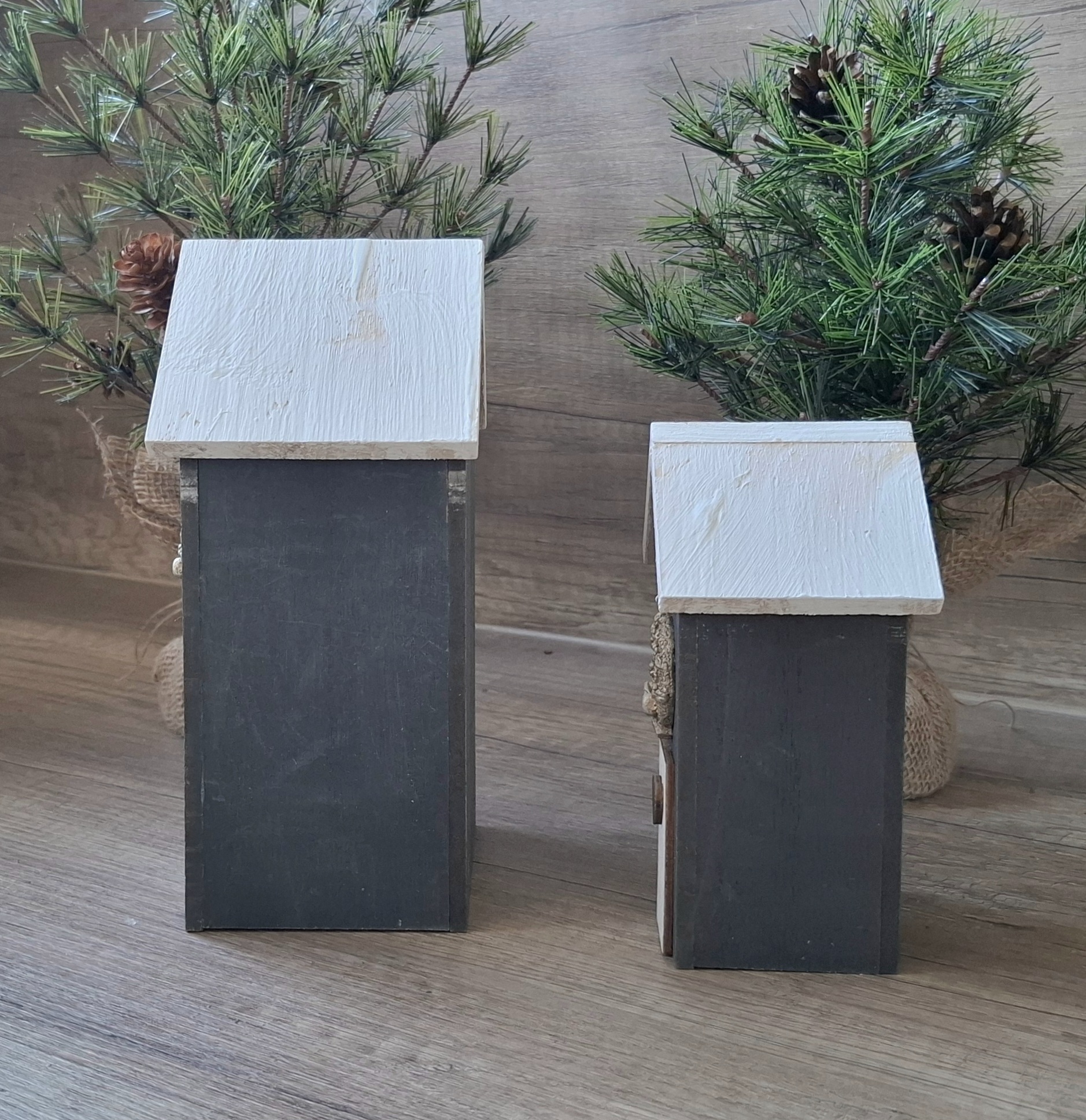 Deko Häuschen mit Türkranz - Shabby Chic - dunkelgrau / beige - in 2 Größen verfügbar – Bild 2