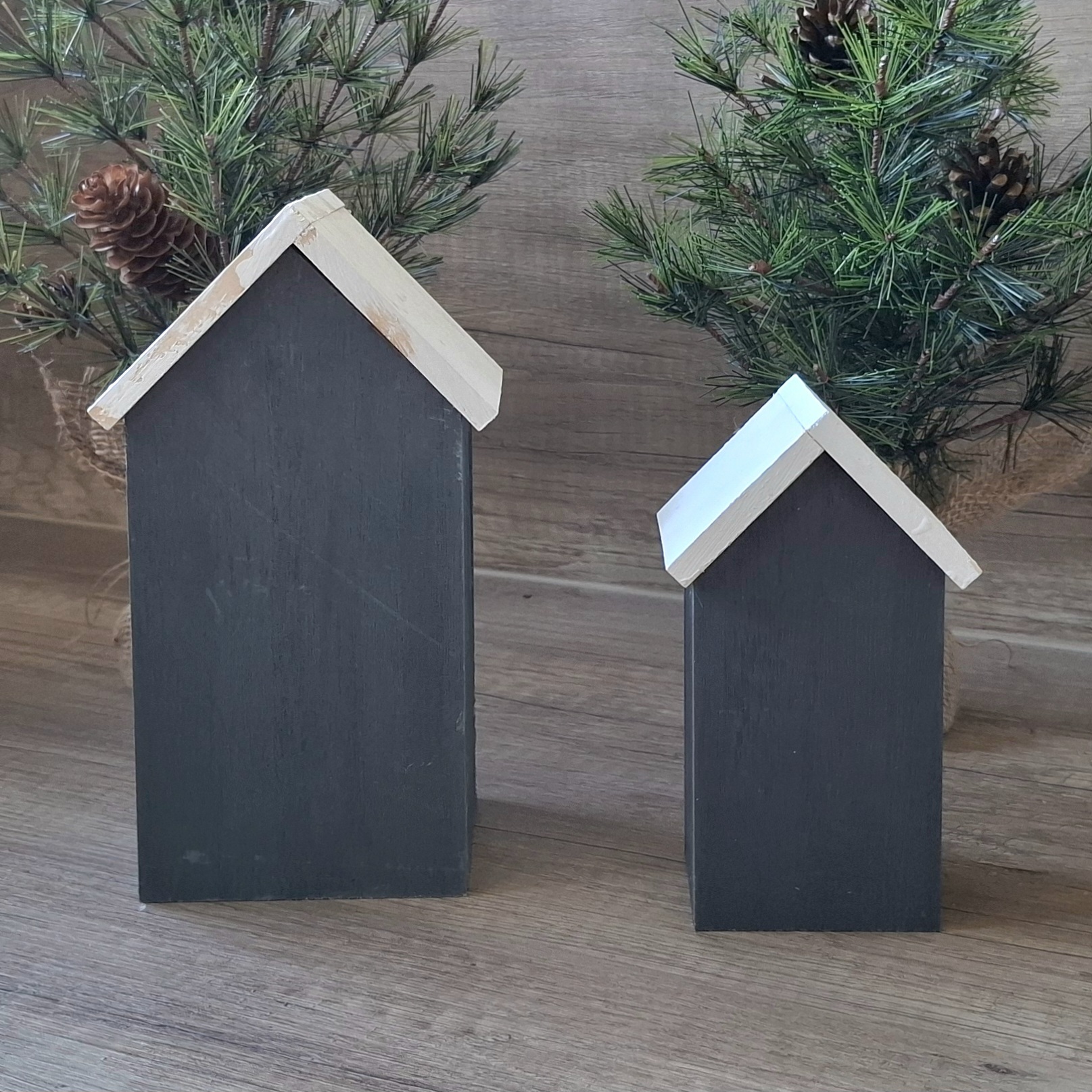 Deko Häuschen mit Türkranz - Shabby Chic - dunkelgrau / beige - in 2 Größen verfügbar – Bild 3