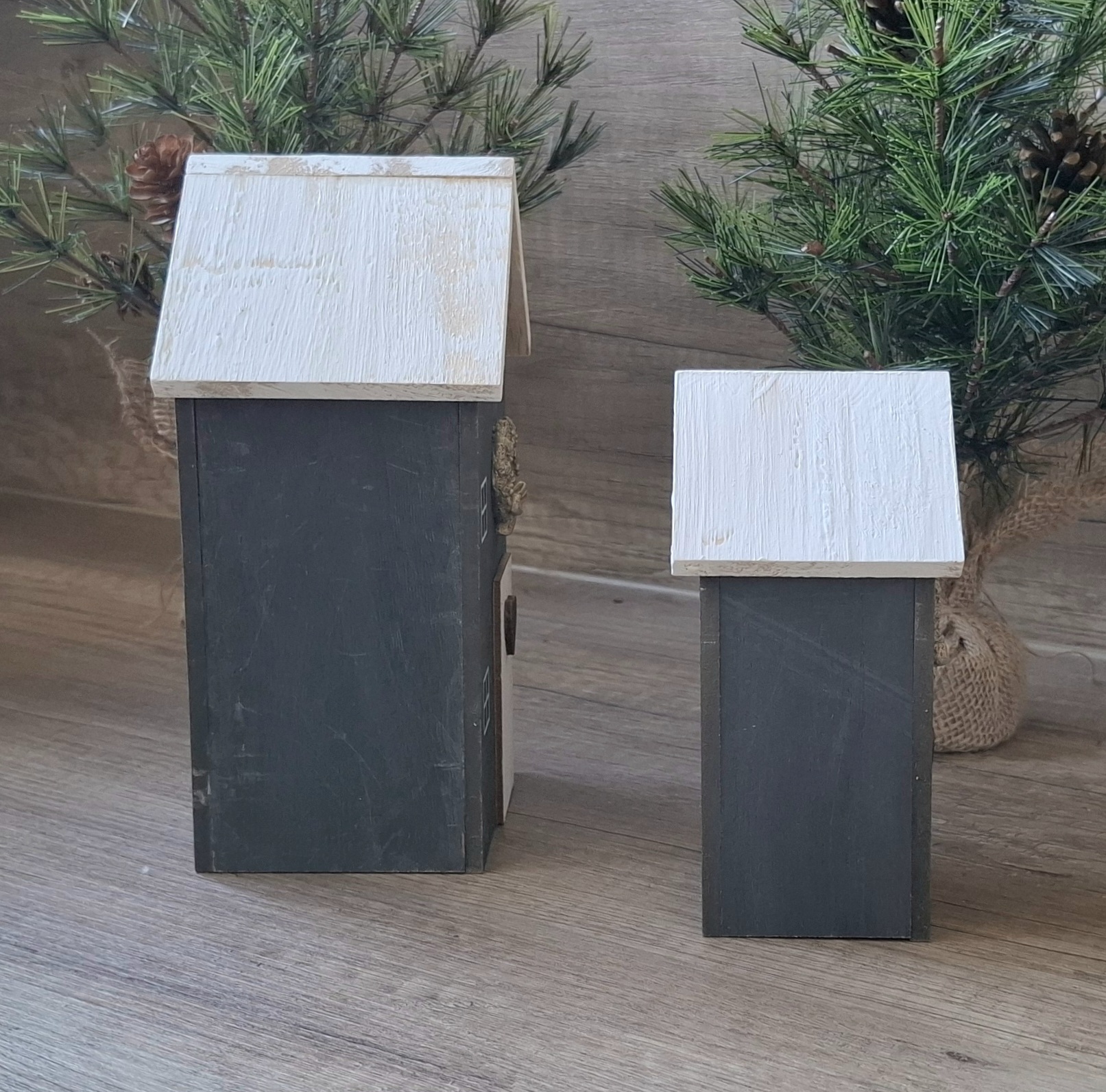 Deko Häuschen mit Türkranz - Shabby Chic - dunkelgrau / beige - in 2 Größen verfügbar – Bild 4