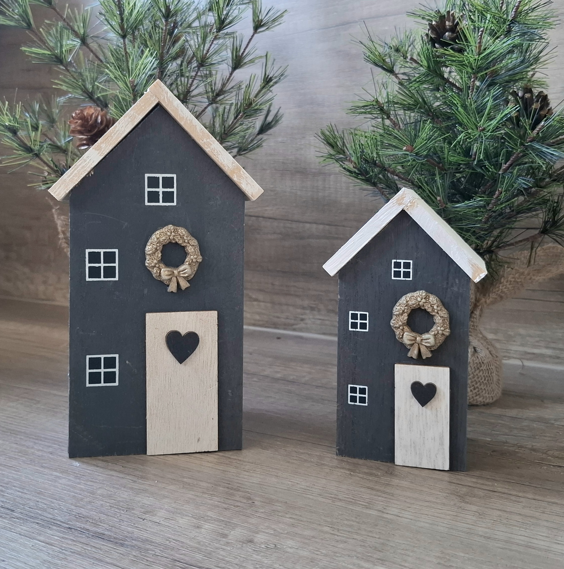 Deko Häuschen mit Türkranz - Shabby Chic - dunkelgrau / beige - in 2 Größen verfügbar – Bild 5