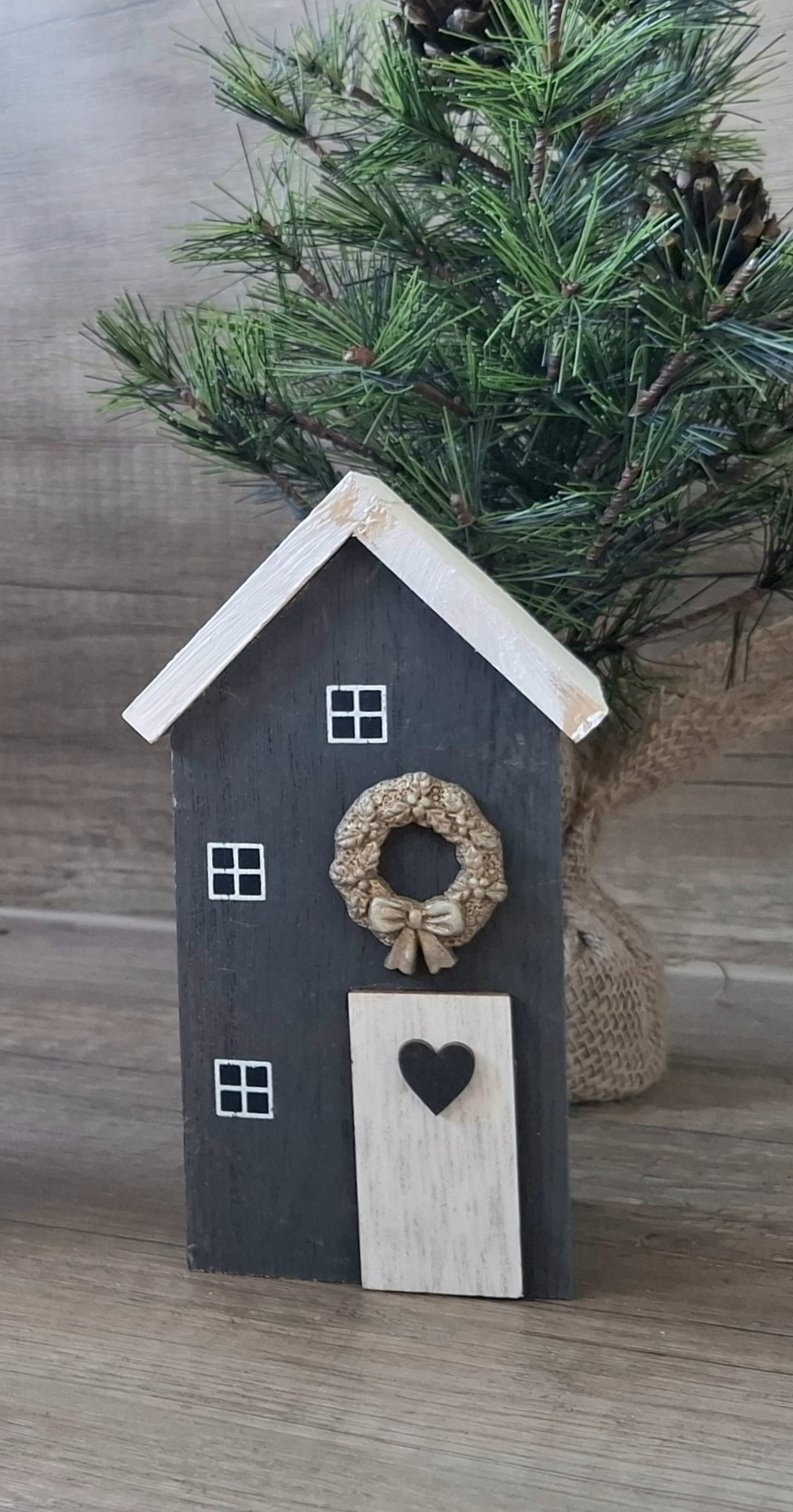 Deko Häuschen mit Türkranz - Shabby Chic - dunkelgrau / beige - in 2 Größen verfügbar – Bild 7